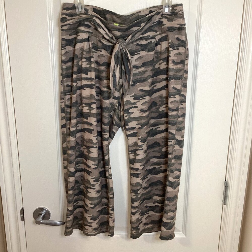 Xersion Women's Brown Camouflage Cropped Pants Size M Loose Fit Wide Leg Comfy